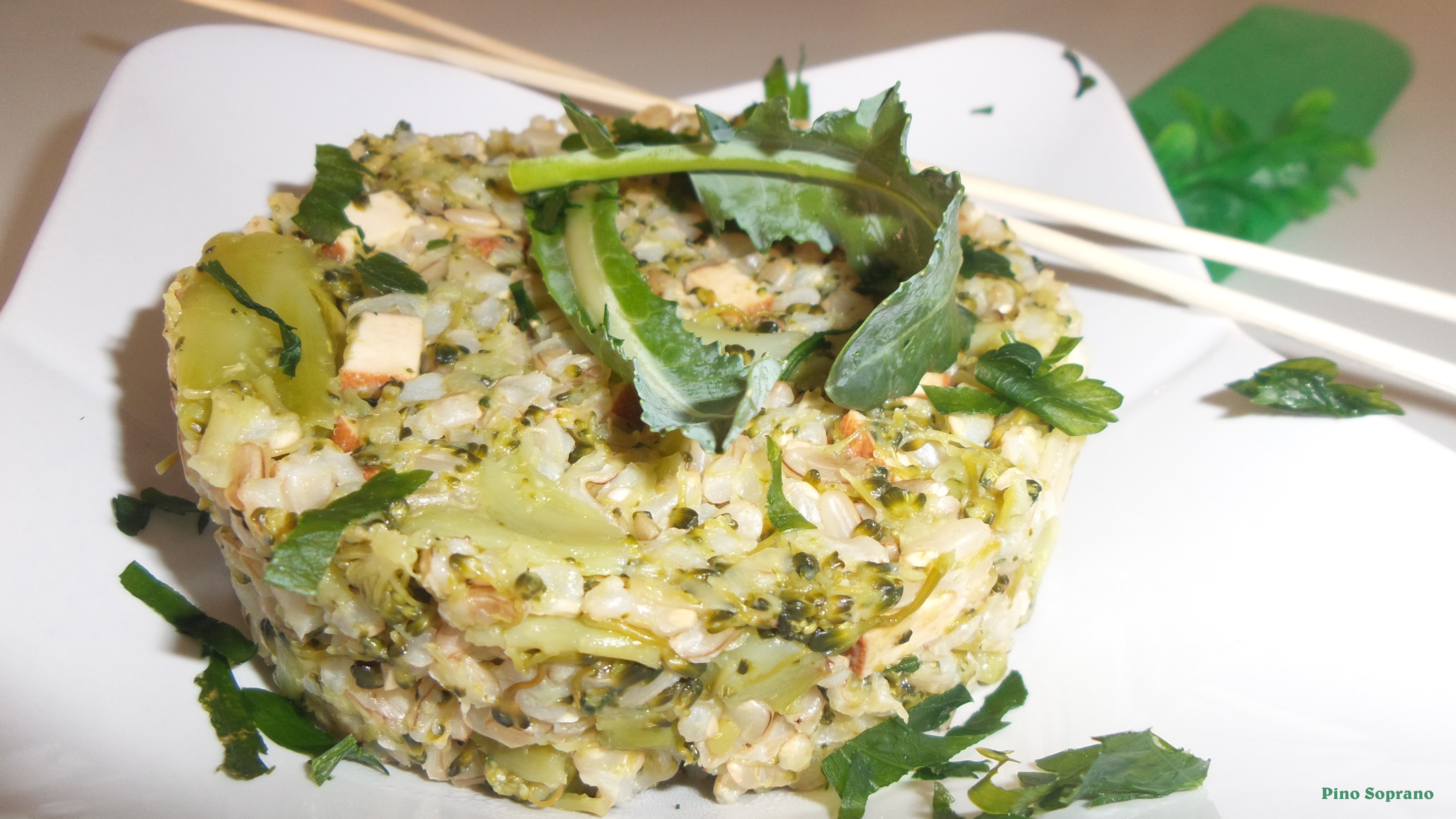 Tortino di riso con broccoli tofu affumicato porro e prezzemolo
